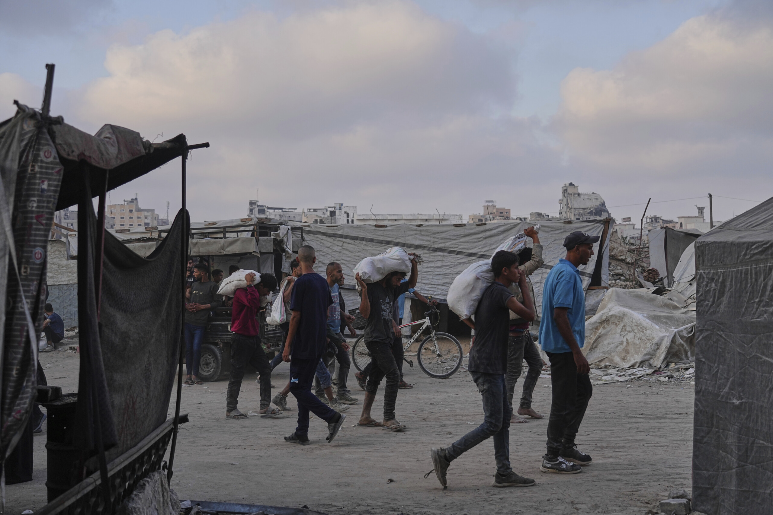 gaza israel suspend la livraison de laide dans la bande scaled