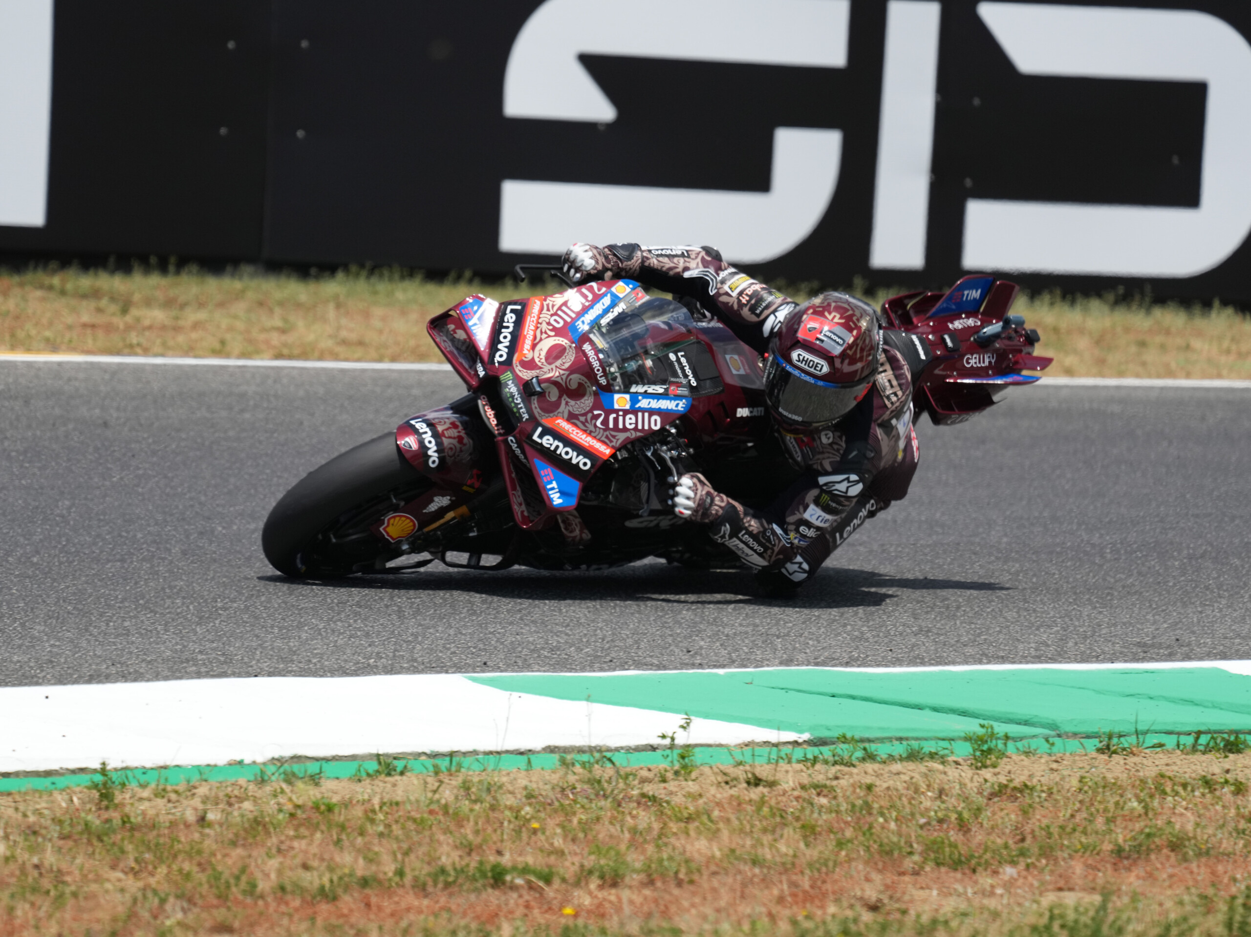 motogp m marquez chute lors des premiers essais libres du grand prix des pays bas il se releve douloureux scaled