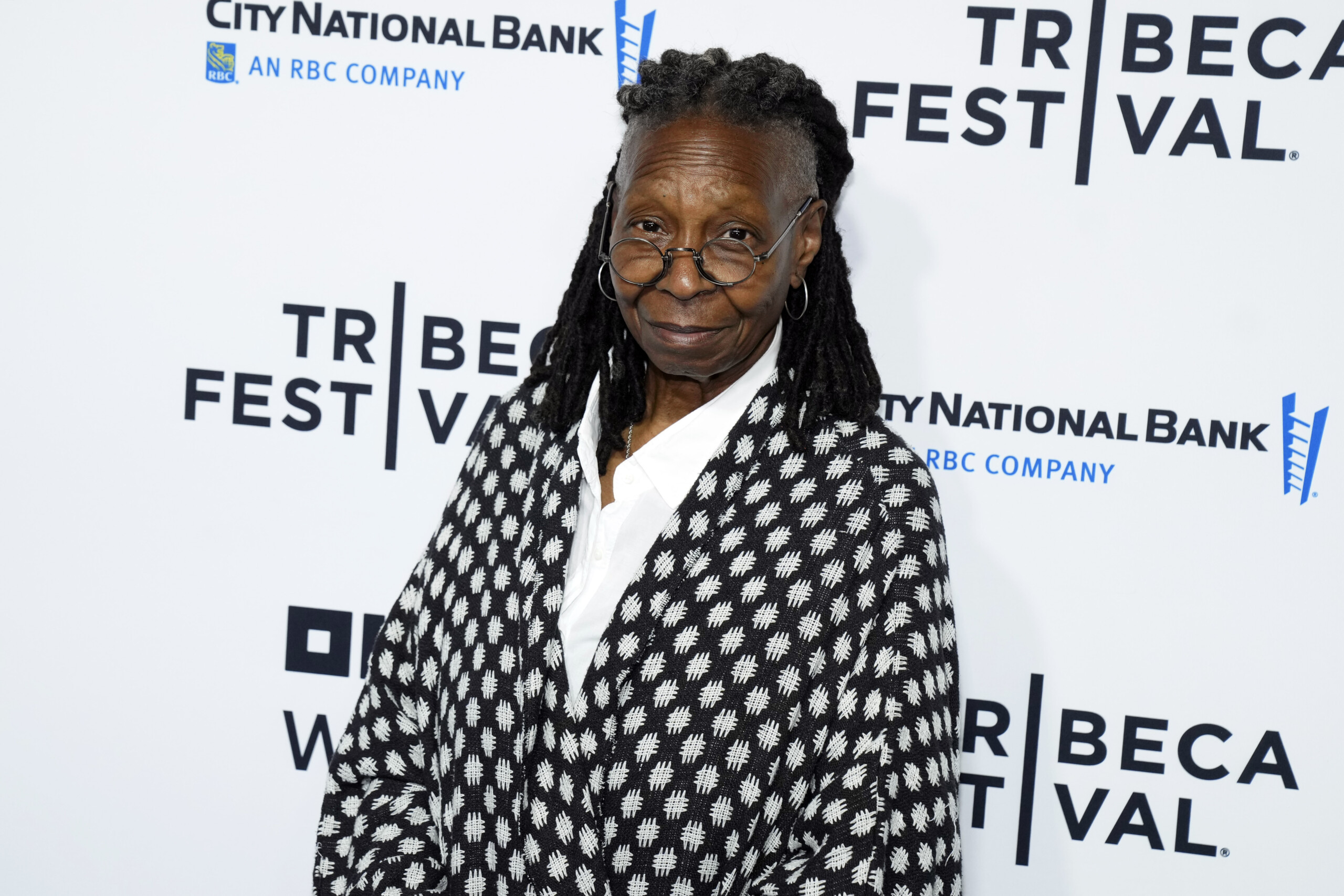 rai whoopi goldberg dans un posto al sole pour les 30 ans du feuilleton scaled