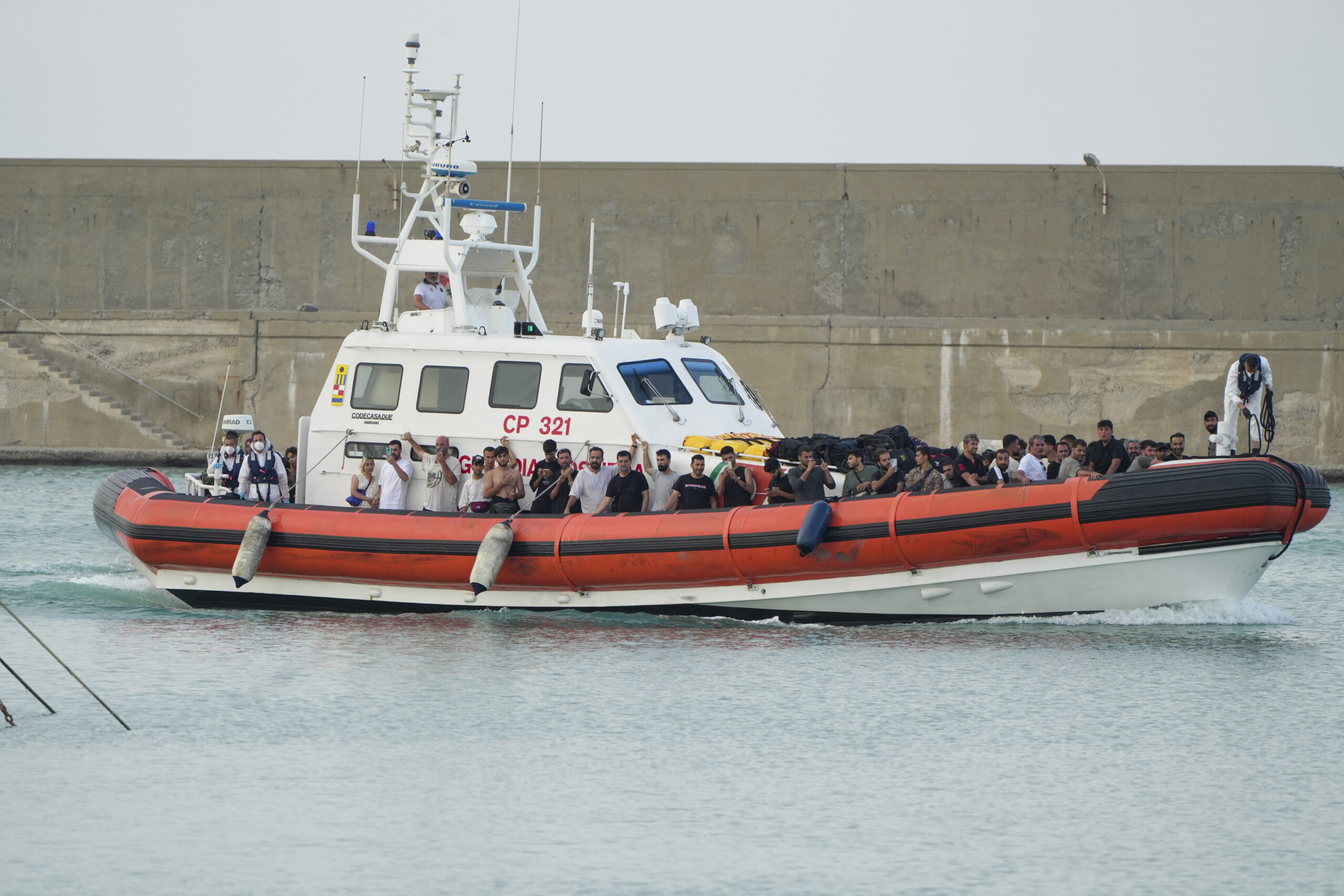 crotone argent destine aux migrants verse a la ndrangheta 25 millions deuros saisis scaled