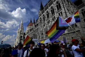pride budapest lextreme droite tente doccuper la place repoussee par la police