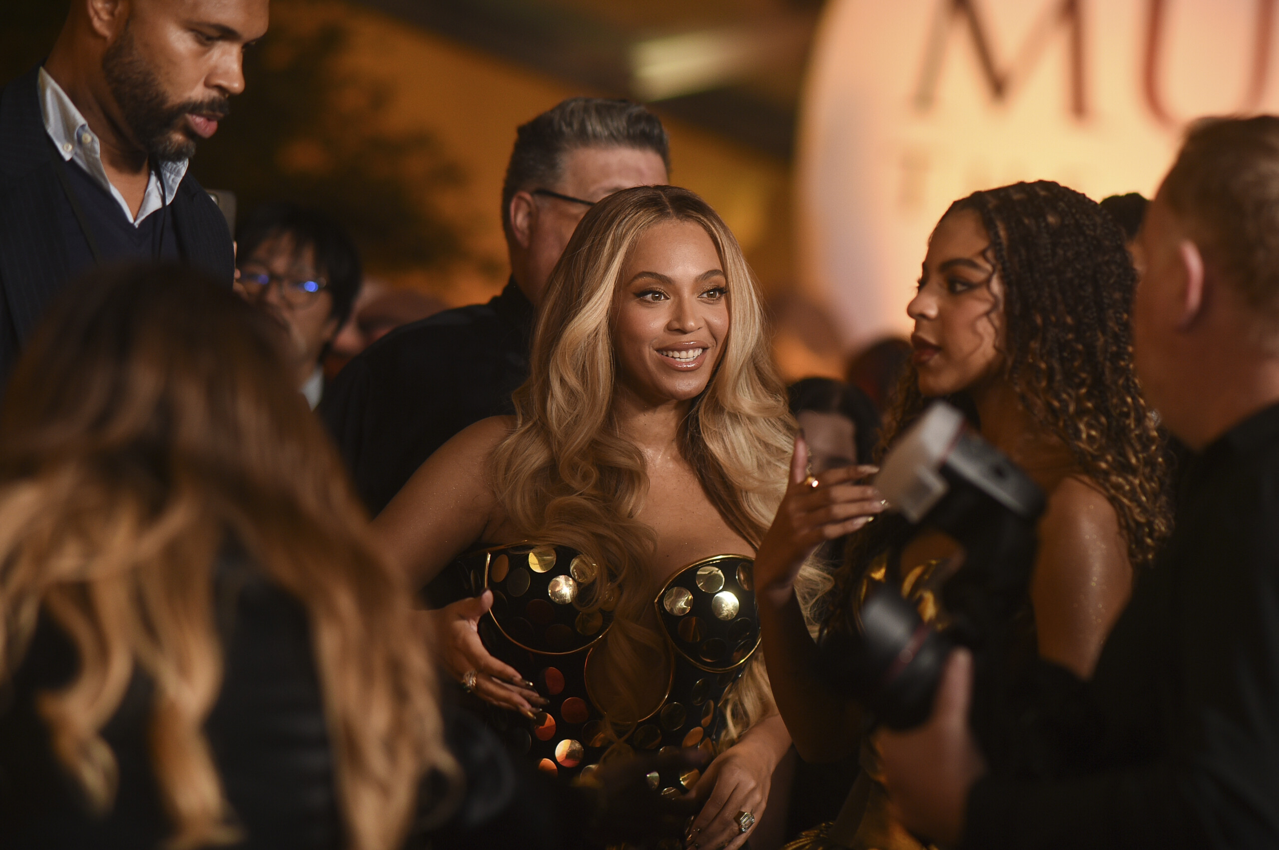 musique beyonce au centre dune polemique pour un t shirt anti autochtones scaled