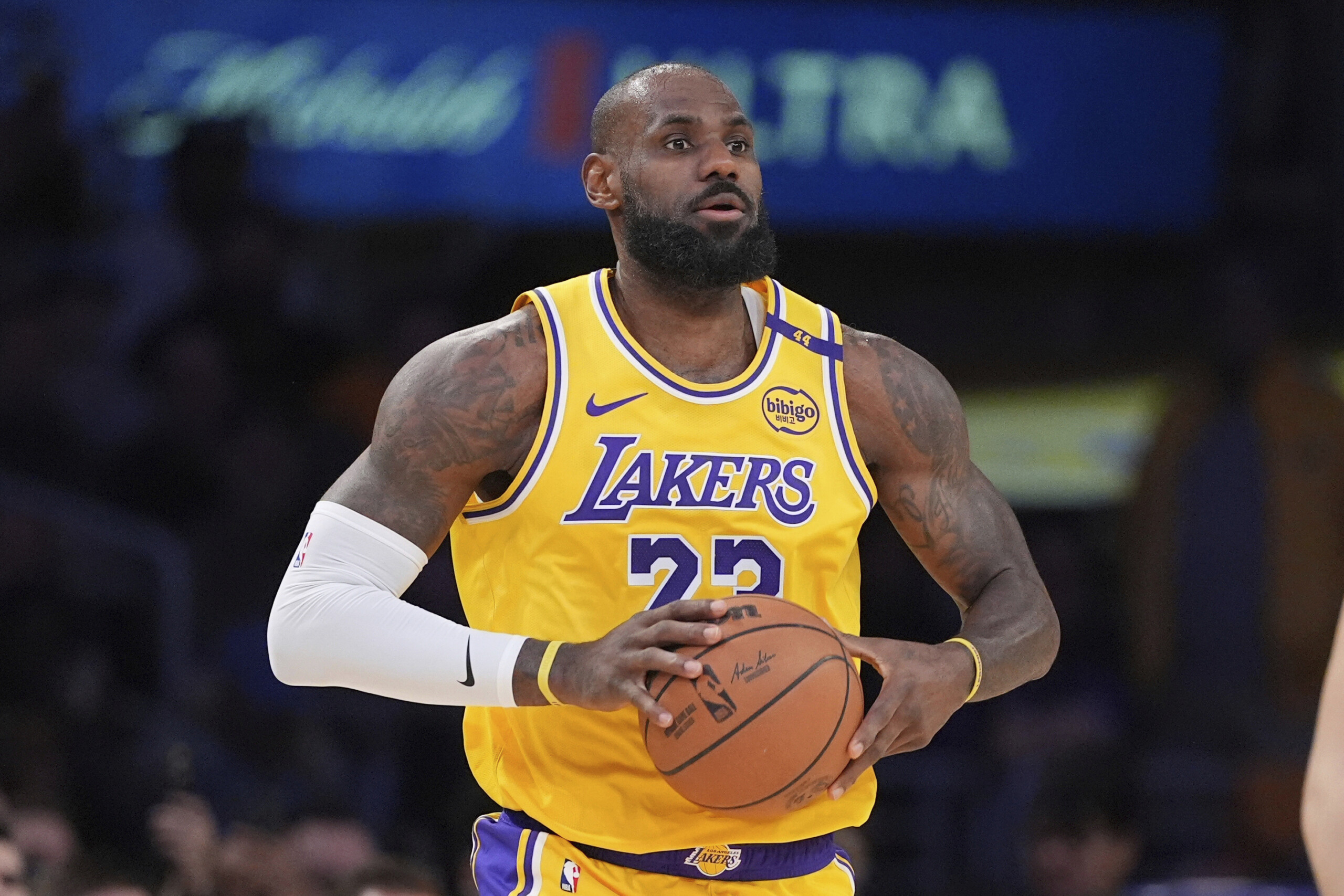 basket nba a 40 ans lebron james prolonge dun an avec les lakers scaled