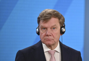 ukraine berlin nous aiderons kiev a produire des armes pour renforcer sa position dans les negociations