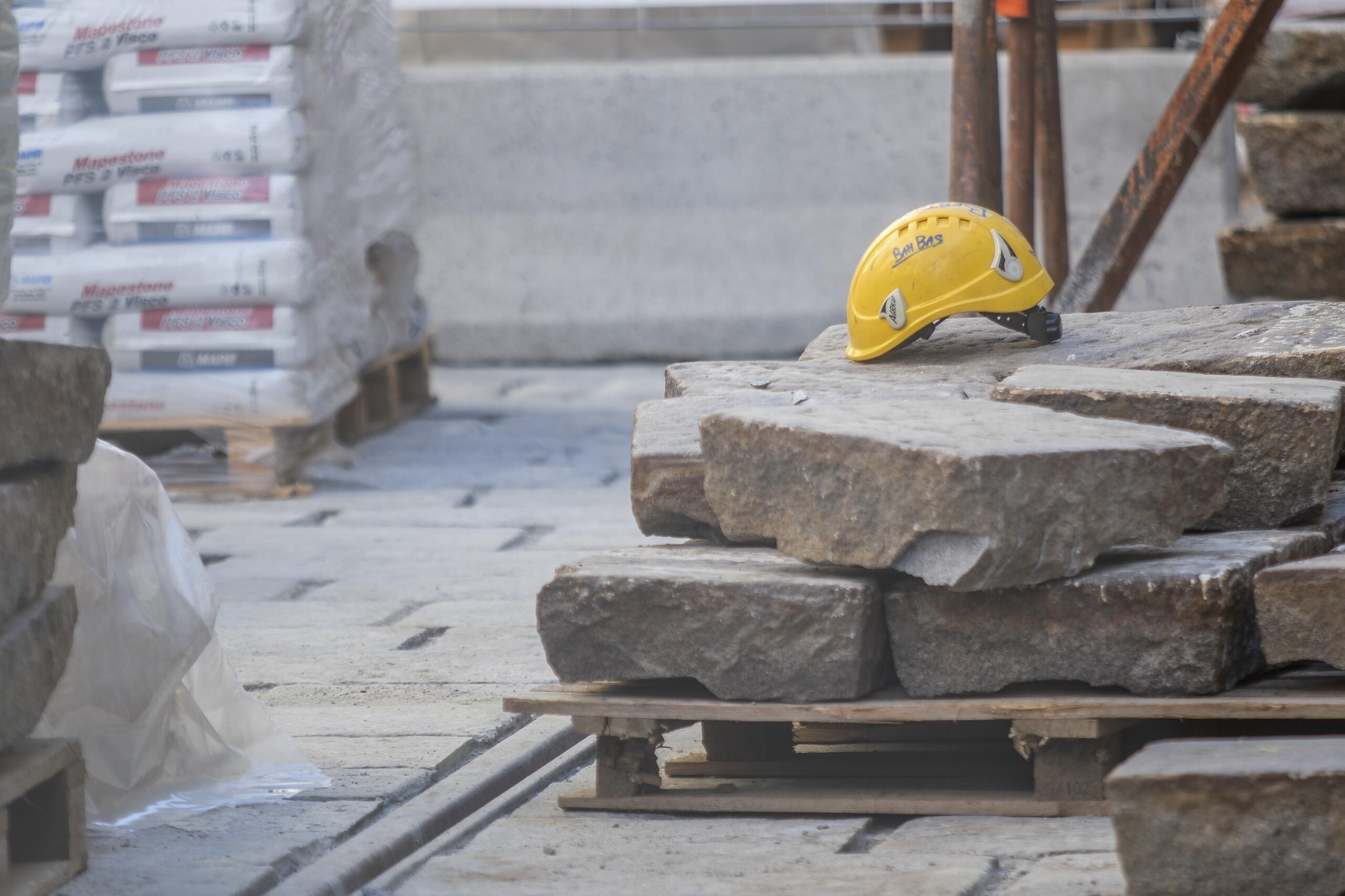 accidents du travail deux personnes se sentent mal alors quelles travaillent dans une fosse lune delles est dans un etat grave scaled