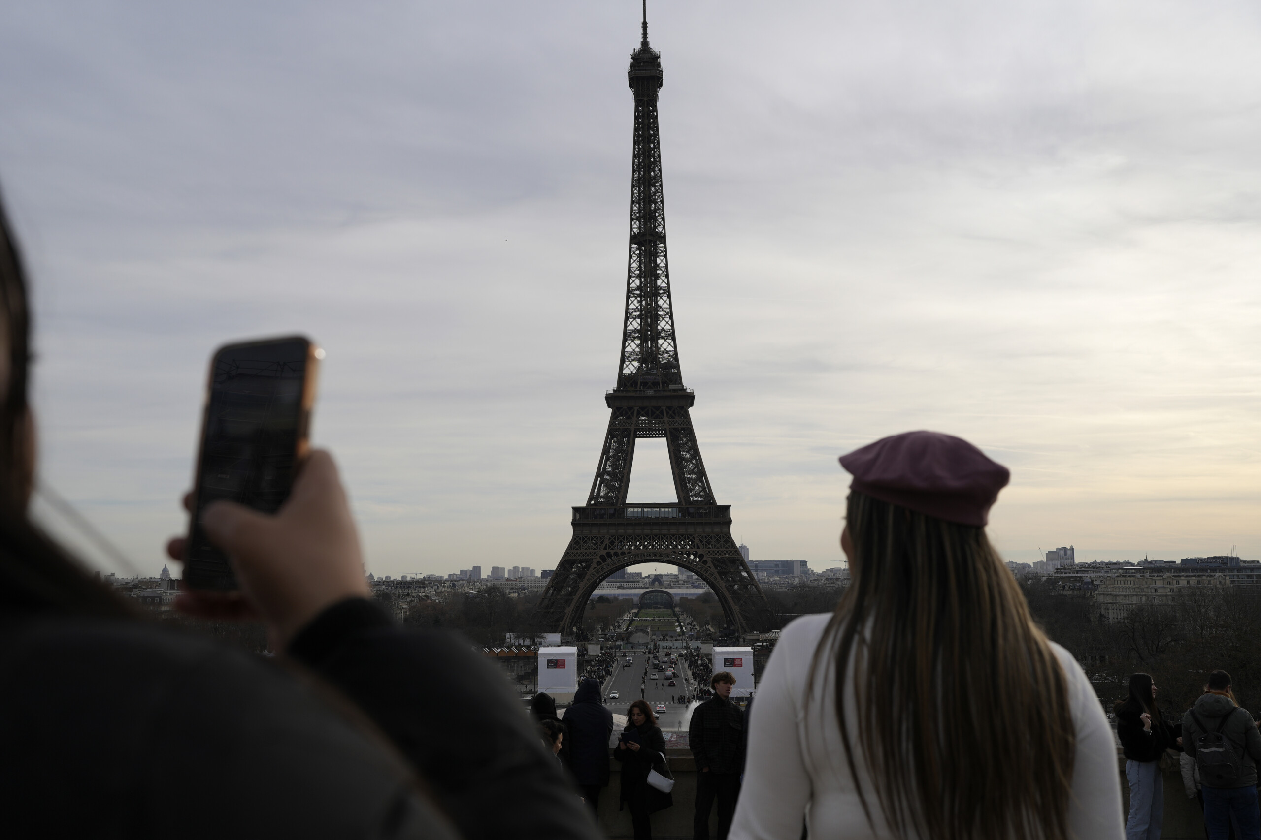 canicule a paris le sommet de la tour eiffel ferme jusqua mercredi scaled