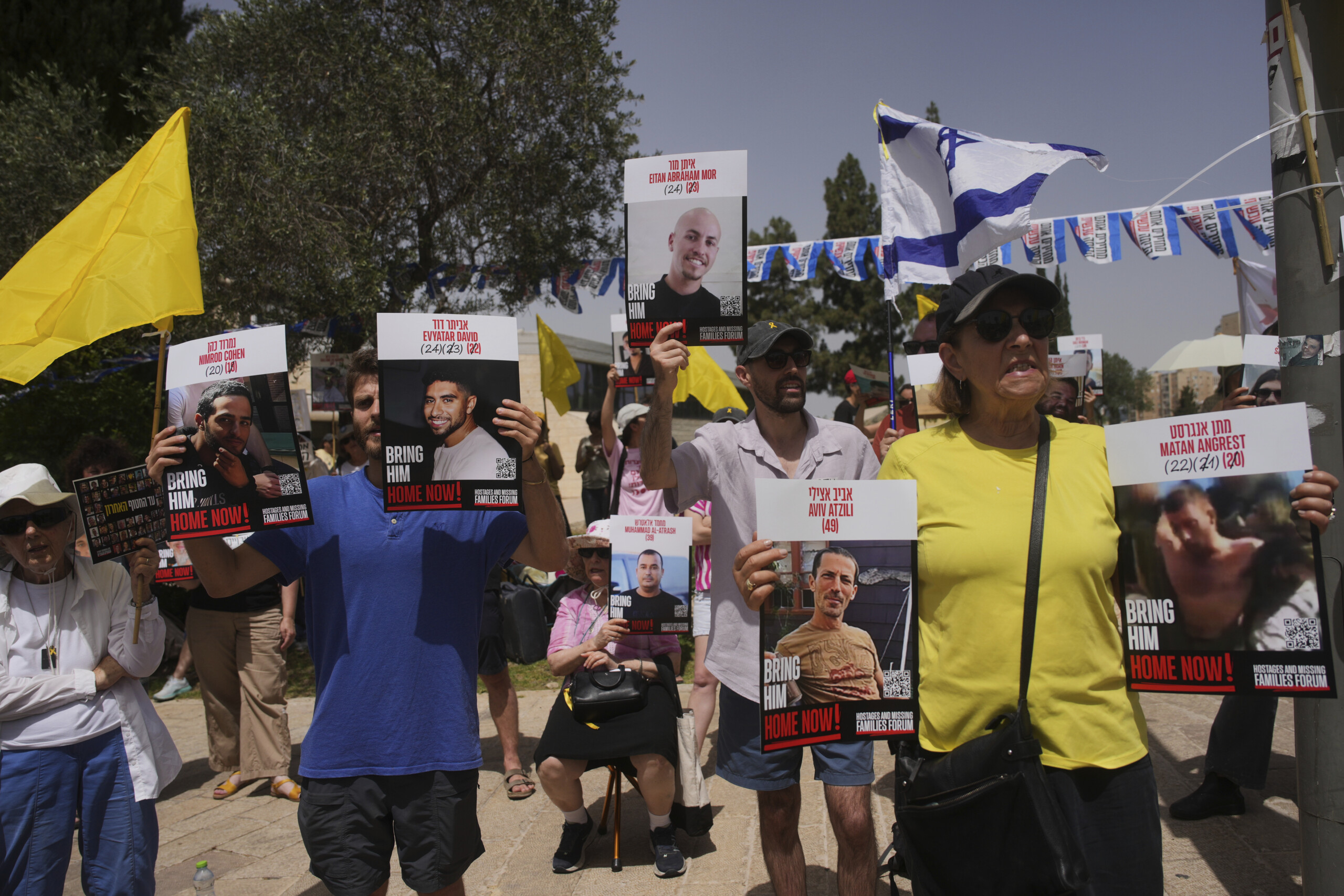 gaza des familles publient des videos des otages nous sommes des morts qui marchent scaled