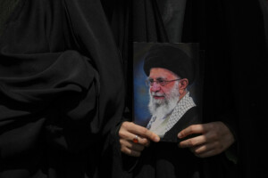iran khamenei reapparait en public pour la premiere fois depuis la guerre avec israel