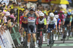 tour de france philipsen simpose au sprint et endosse le premier maillot jaune
