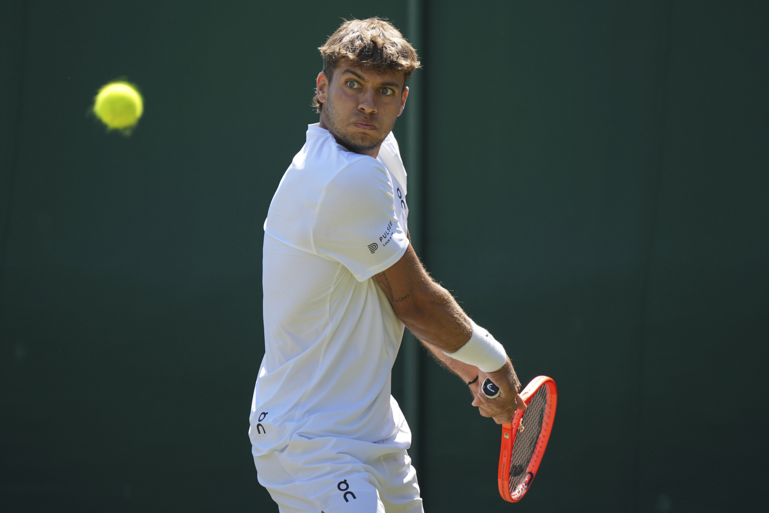 wimbledon cobolli bat mensik en trois sets et se qualifie pour les huitiemes de finale scaled