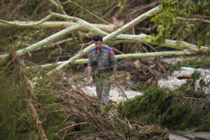 inondations au texas le bilan seleve a au moins 51 morts et 27 disparus