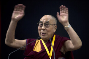 le dalai lama fete ses 90 ans