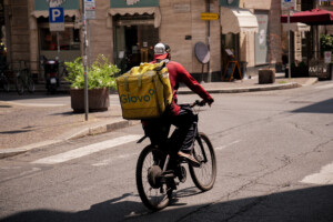 chaud controles dans la livraison de nourriture rider au travail dans des conditions extremes