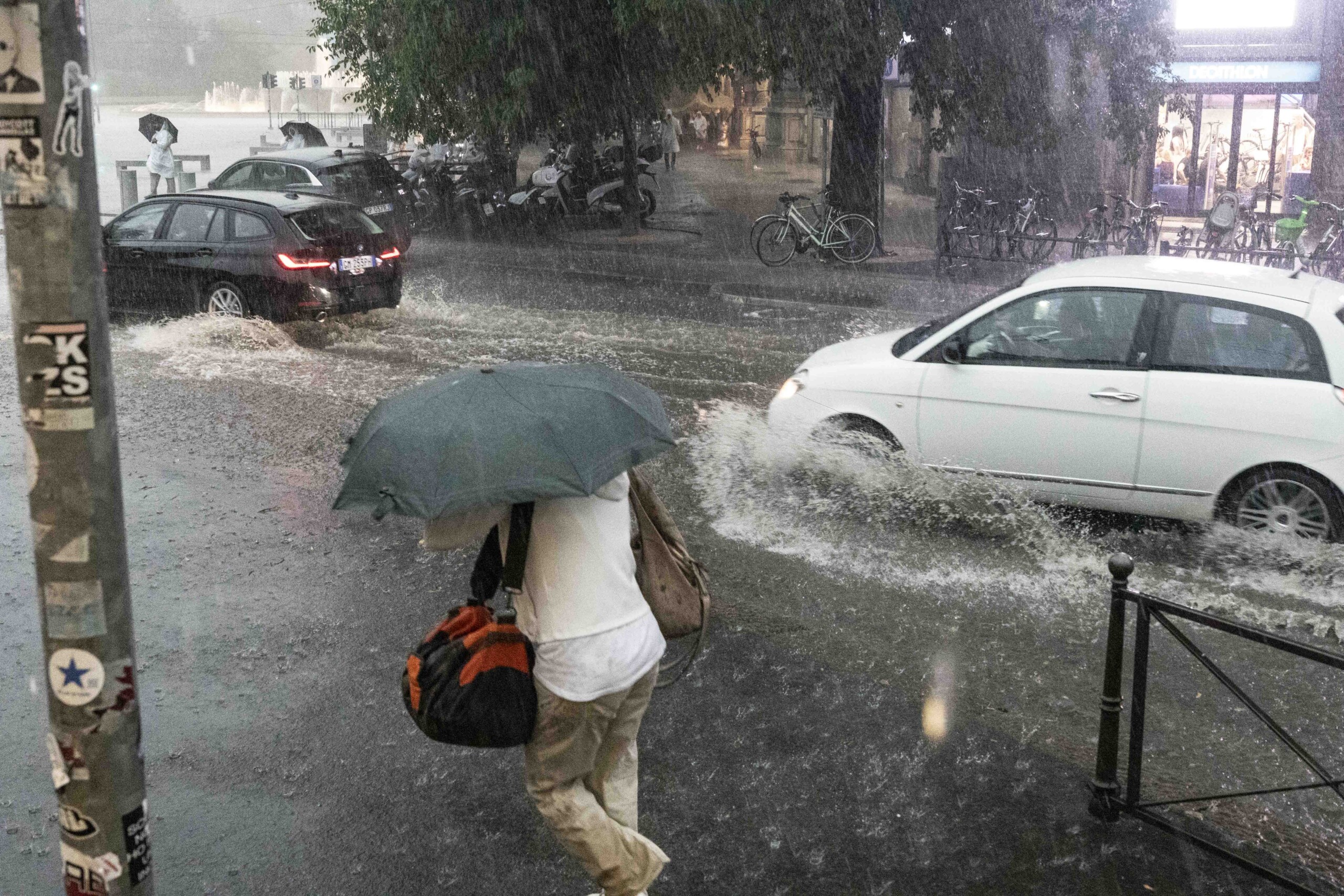 intemperies en lombardie 40 000 eclairs des rafales a 90 km h et plus de 150 mm de pluie scaled