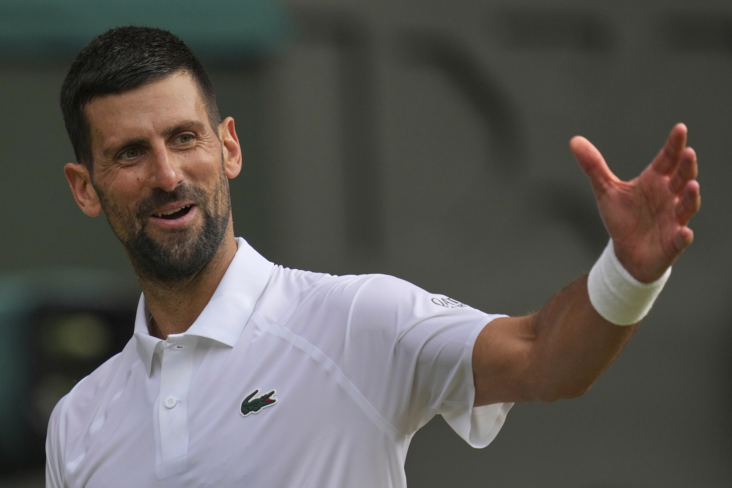 wimbledon djokovic bat cobolli en quatre sets et affrontera sinner en demi finale scaled