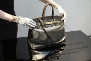 mode loriginal birkin dhermes vendu aux encheres pour 7 millions deuros