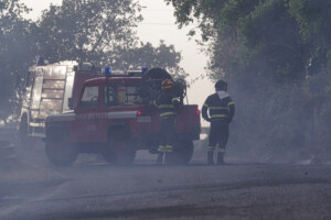 sardaigne incendies le long de la route nationale fermeture de laeroport dolbia et deroutement des vols a larrivee