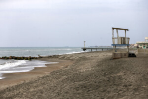 viterbo il creuse un trou sur la plage et est englouti un adolescent de 17 ans meurt