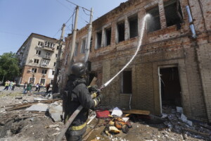 ukraine une attaque a kharkiv endommage une clinique des meres et des nouveau nes evacues