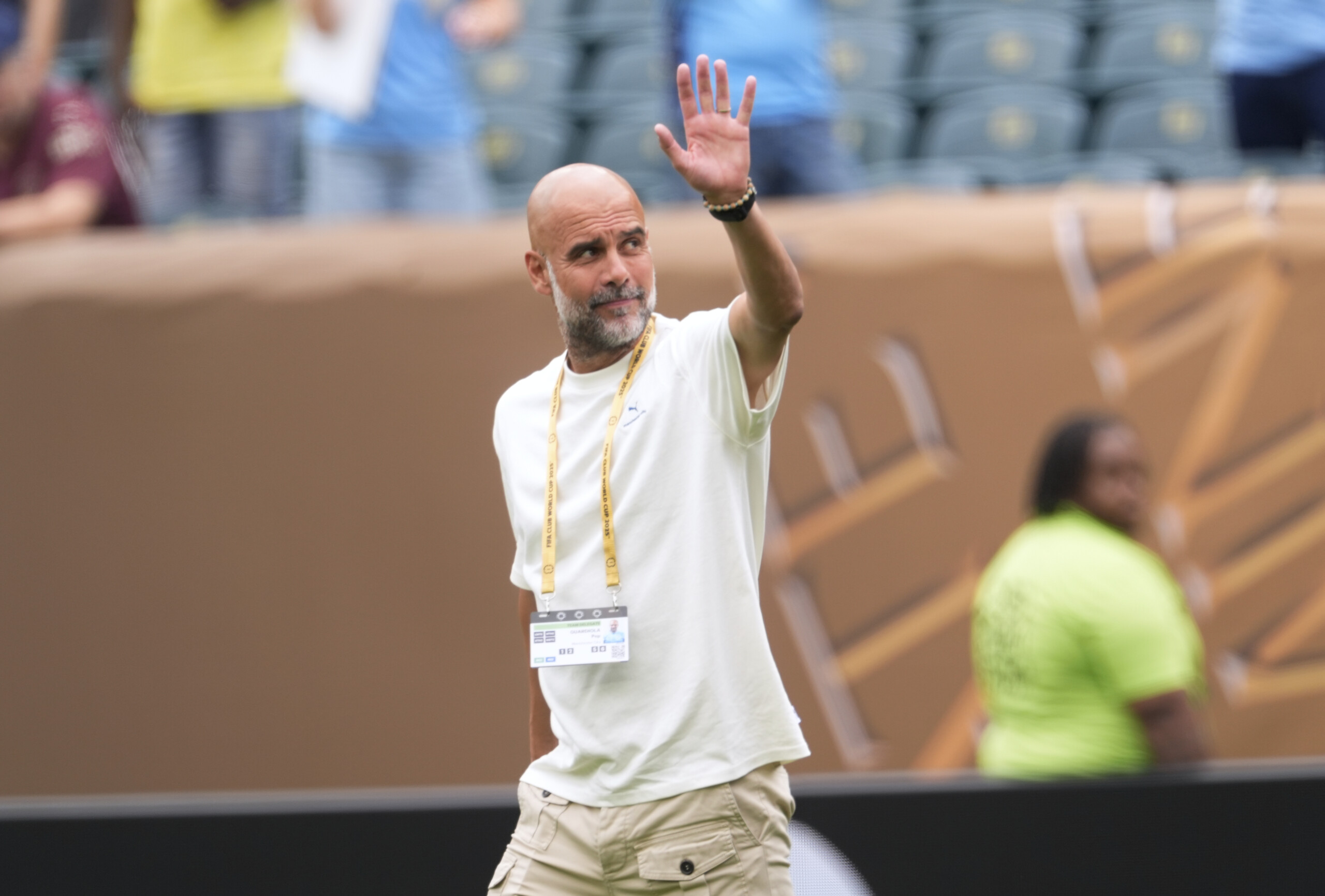 football pep guardiola hue lors du concert doasis scaled