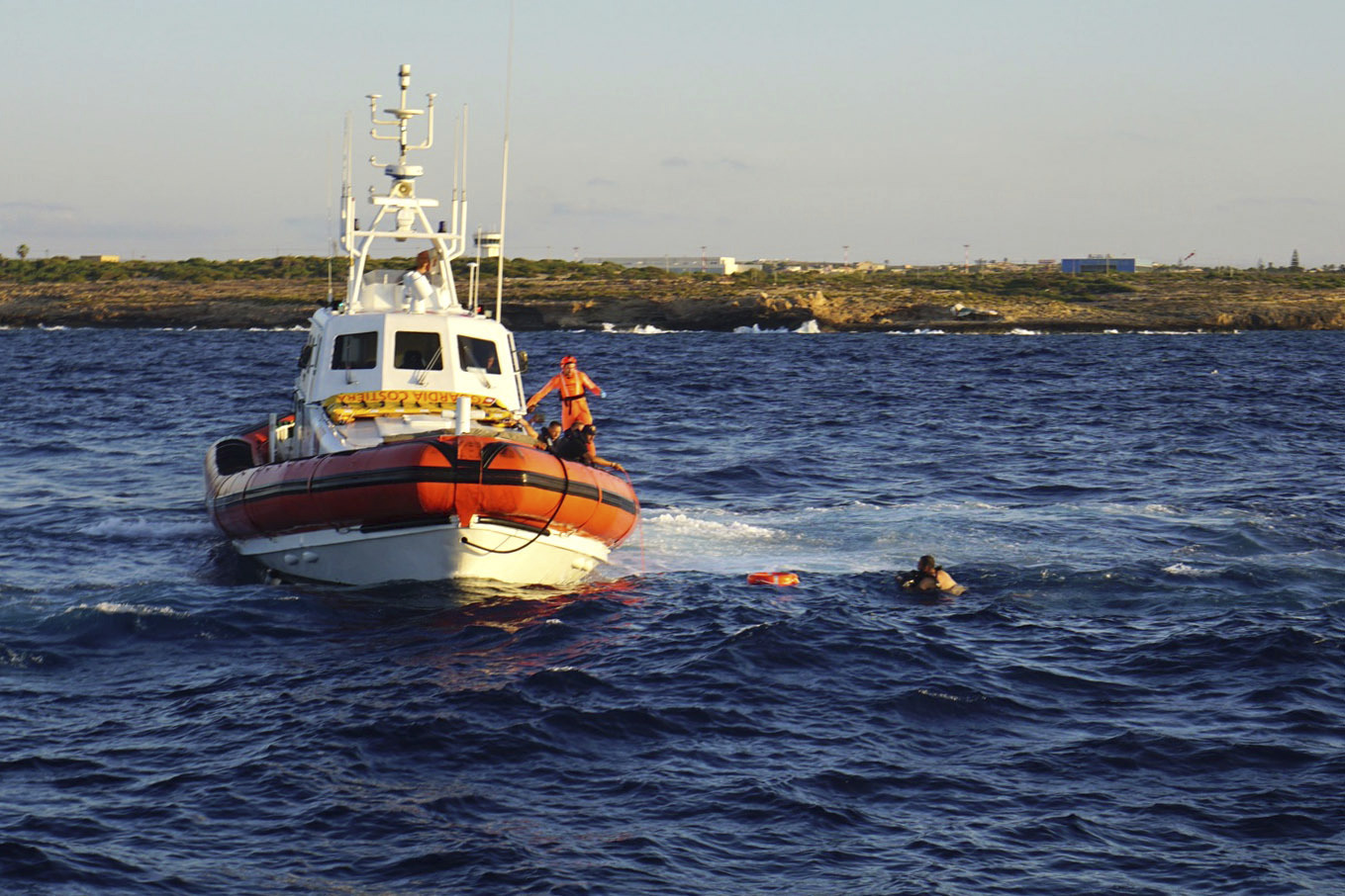 migrants nouveau debarquement a lampedusa nous sommes 27 mais nous etions 63 au depart