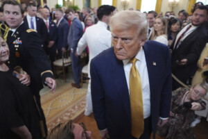 etats unis trump annonce une plainte contre le wsj pour un article sur une lettre adressee a epstein