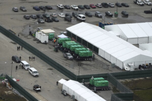 etats unis deux italiens detenus au centre pour migrants alligator alcatraz en floride