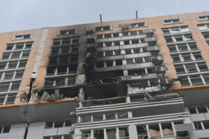 ukraine un incendie se declare dans un immeuble de 9 etages apres une attaque a odessa au moins un mort
