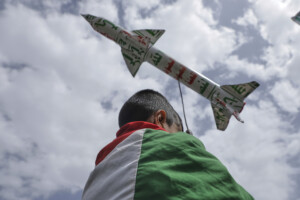 mer rouge selon les medias israel riposte aux tirs de missiles houthis au yemen