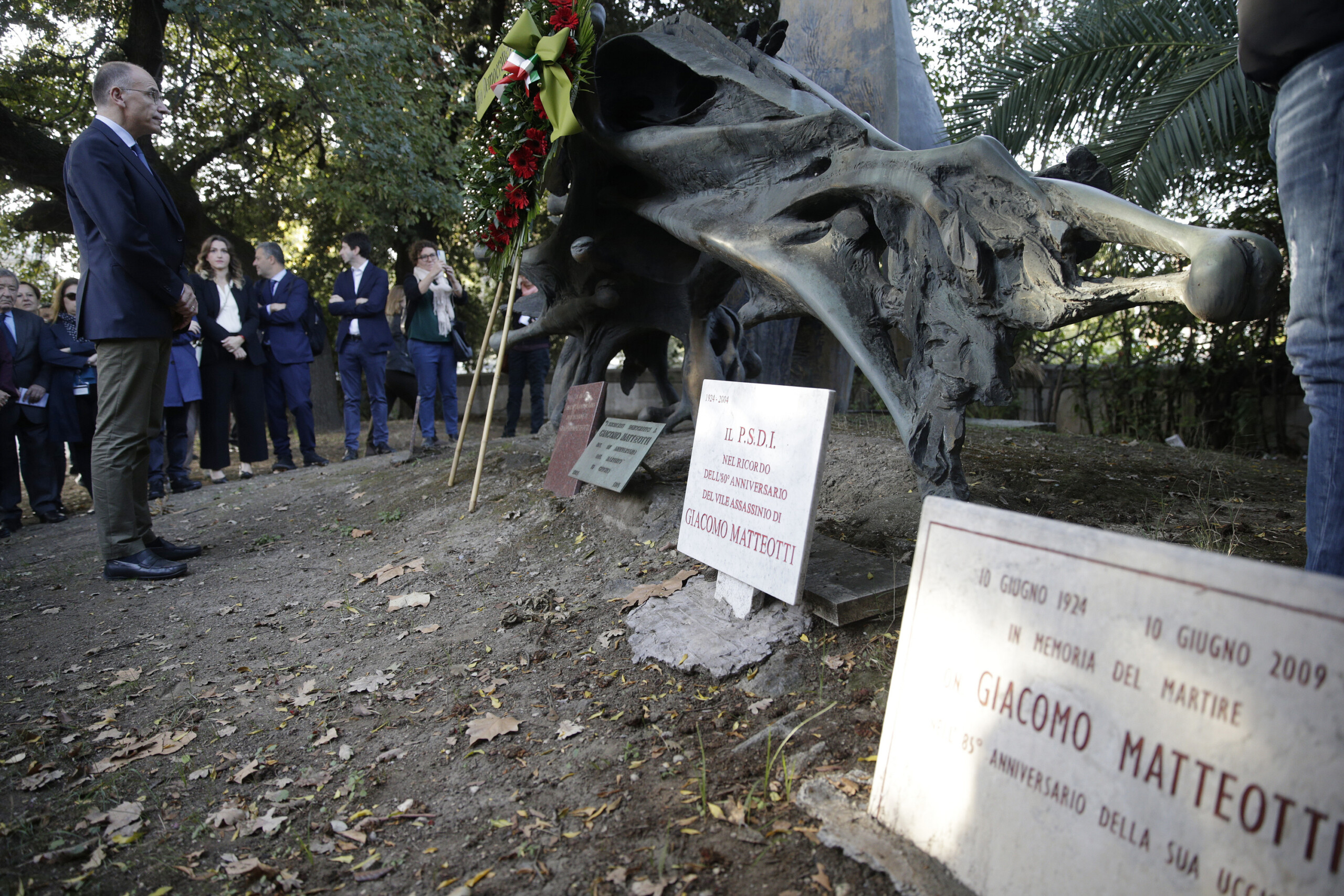 rome une plaque devant le monument dedie a matteotti endommagee scaled