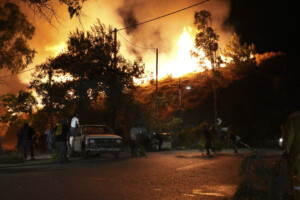 grece incendie dans une pinede pres de corinthe des villages evacues