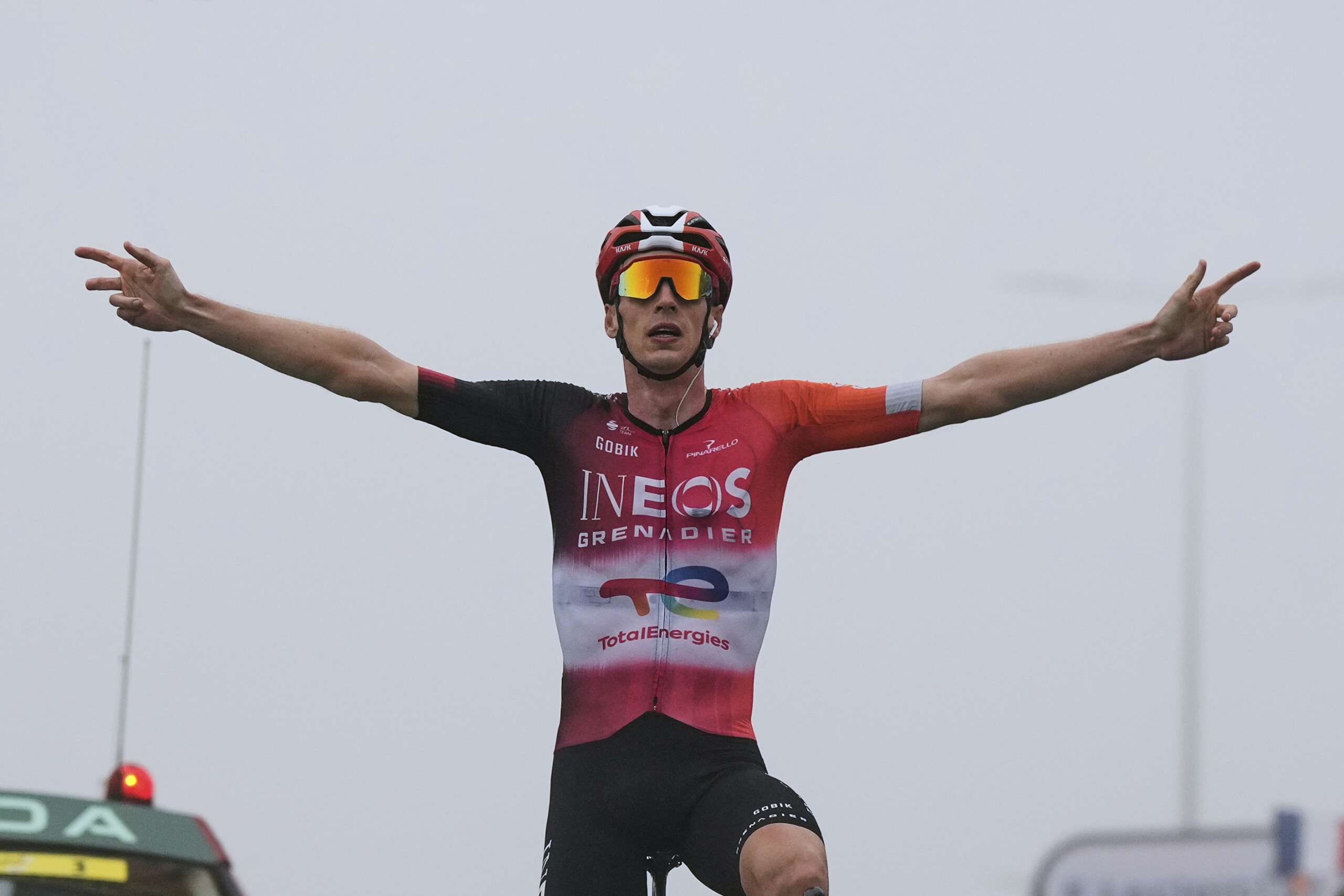 tour de france arensman remporte la 19e etape pogacar toujours en jaune scaled