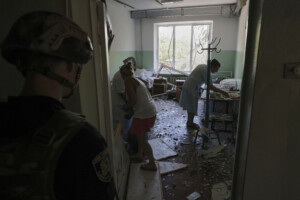 ukraine un raid russe frappe une clinique a kharkiv faisant plusieurs morts et blesses