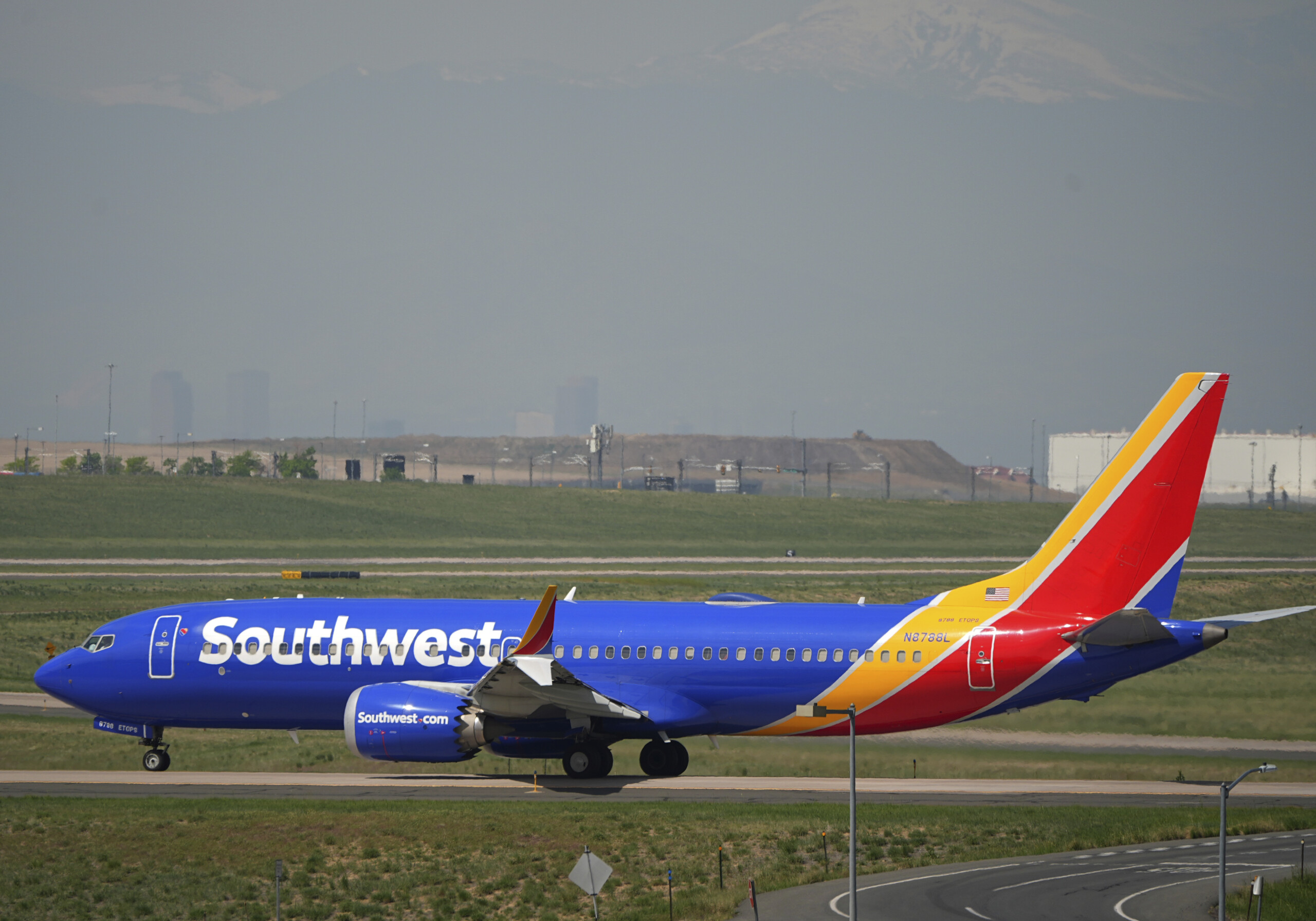 etats unis collision evitee entre un avion de ligne et un jet deux blesses scaled