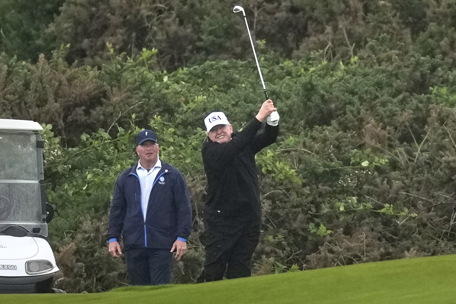 trump joue au golf en ecosse des manifestants descendent dans la rue pour protester contre sa visite