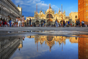 venise commercants de la place saint marc une taxe de 100 euros contre le surtourisme