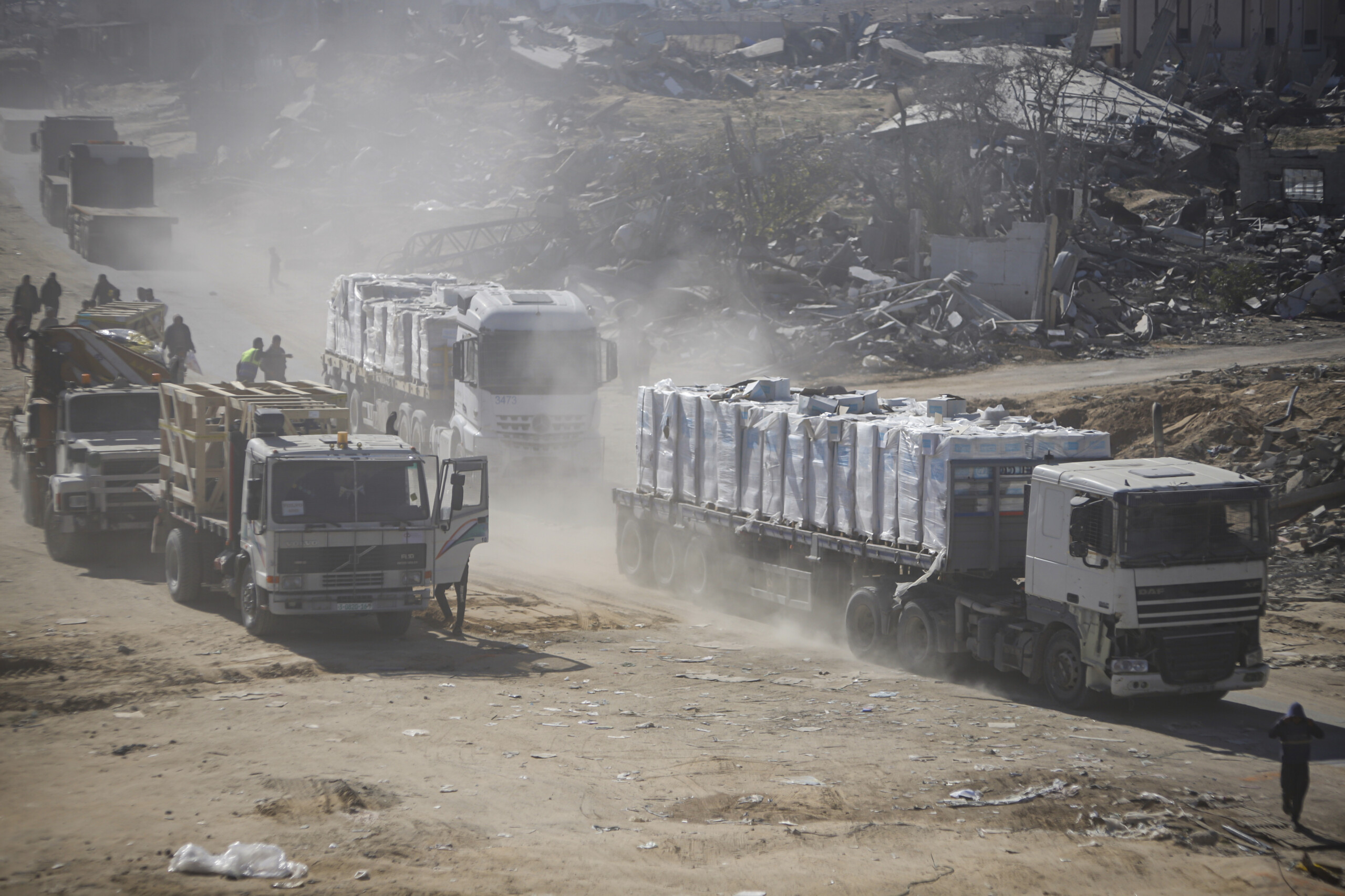 gaza des camions daide en route degypte vers la bande de gaza scaled