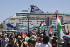 moyen orient affrontements en crete lors dune manifestation contre un paquebot israelien