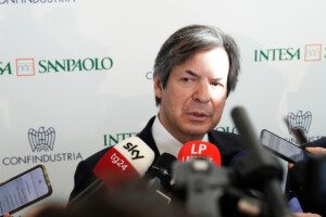 intesa sanpaolo le benefice net atteint 52 milliards deuros au 1er semestre 2025 94