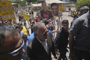 gaza le hamas la visite de witkoff dans les centres daide est une mise en scene