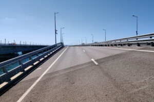 ukraine explosions en crimee circulation sur le pont bloquee
