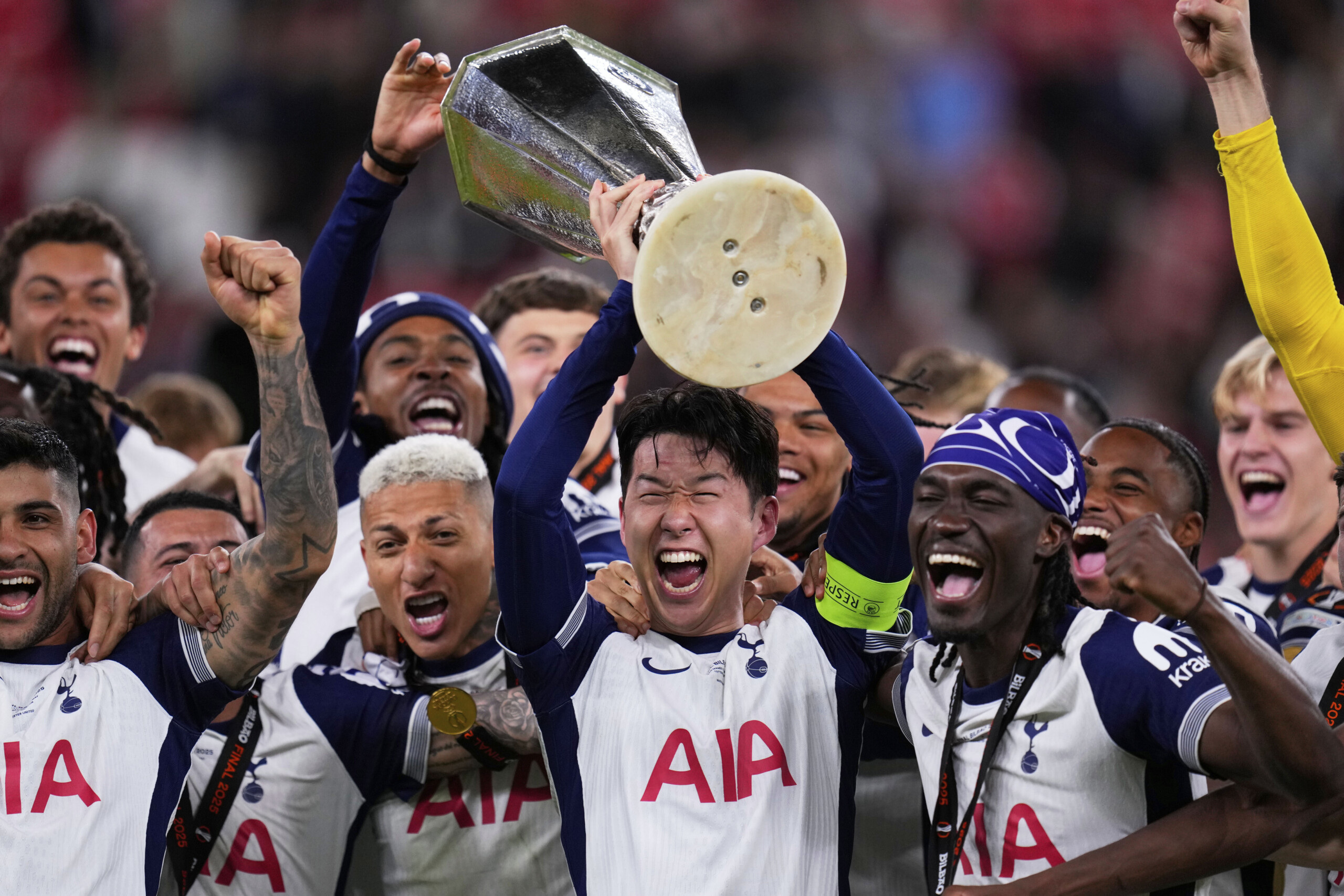 son quitte le terrain en larmes a la fin de son dernier match avec tottenham scaled