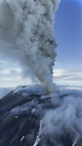 russie eruption du volcan krasheninnikov une premiere depuis des centaines dannees