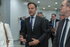 ukraine rutte les pays bas premier pays a acheter des armes americaines pour kiev