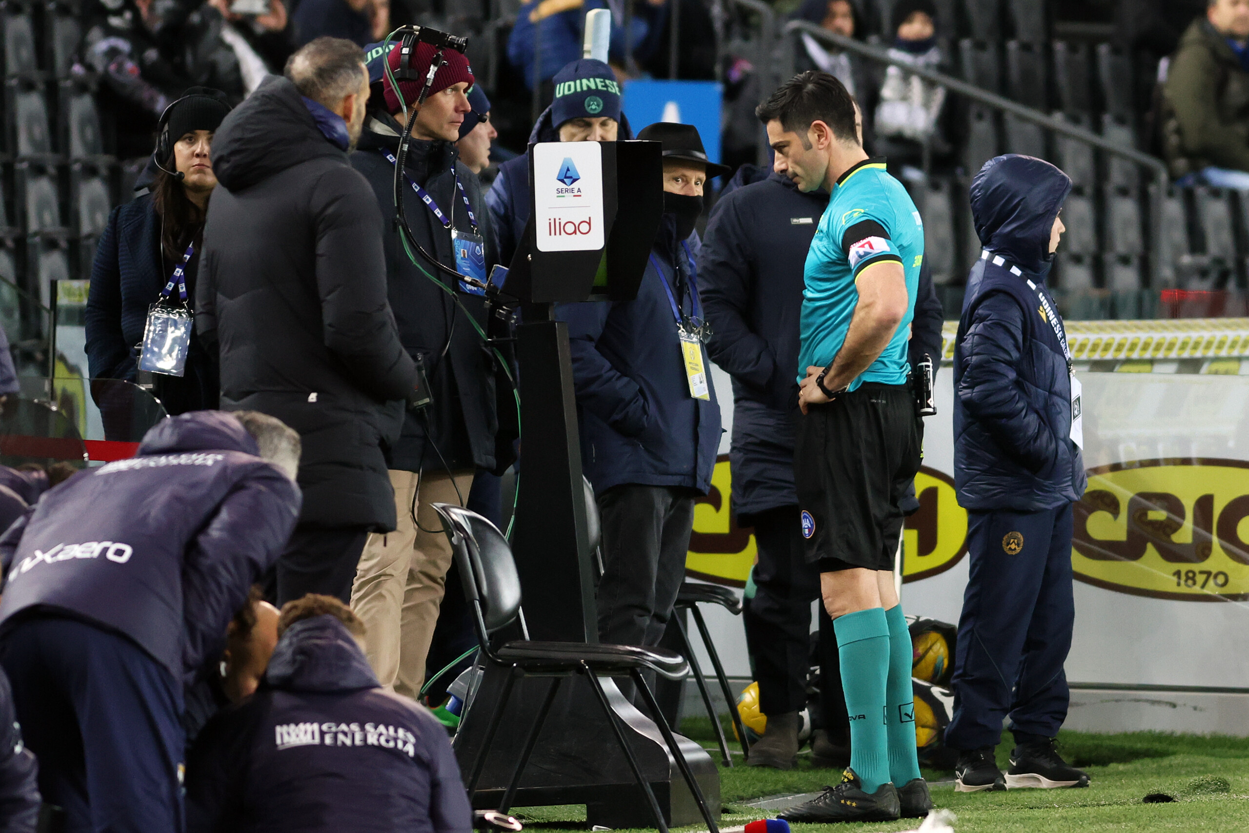 football tournant a la haye larbitre expliquera les decisions du var dans le stade scaled