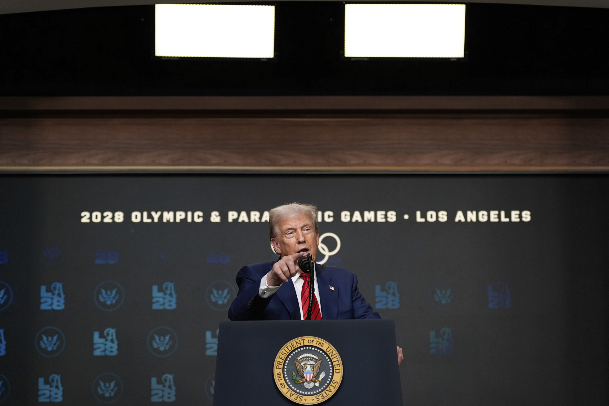 ukraine ft trump envisage des sanctions contre la flotte fantome de petroliers russes scaled