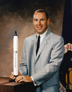 espace james lovell qui a dirige la mission apollo 13 est decede a lage de 97 ans