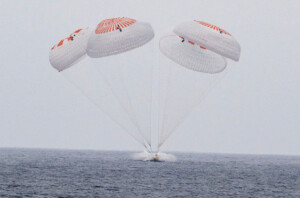 espace le vaisseau spatial spacex amerrit dans le pacifique les astronautes sont de retour sur terre apres 5 mois