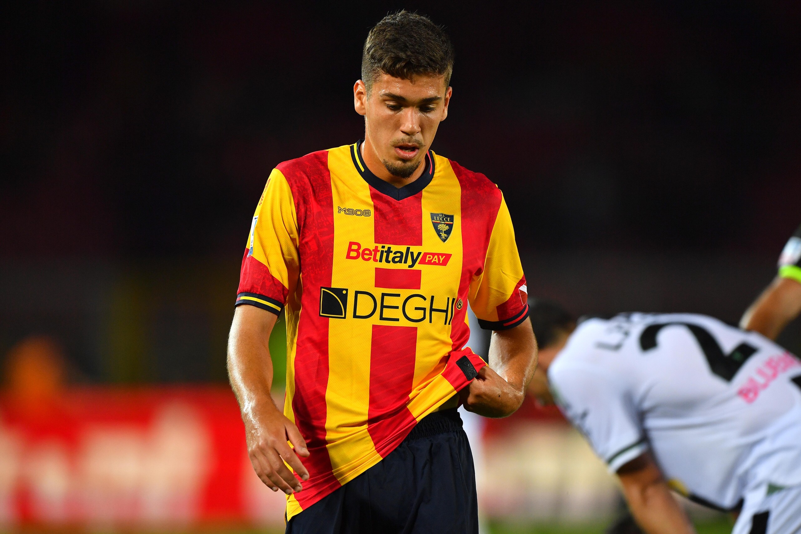 football joan gonzalez annonce sa retraite a 23 ans lecce lui dit au revoir un homme vrai scaled