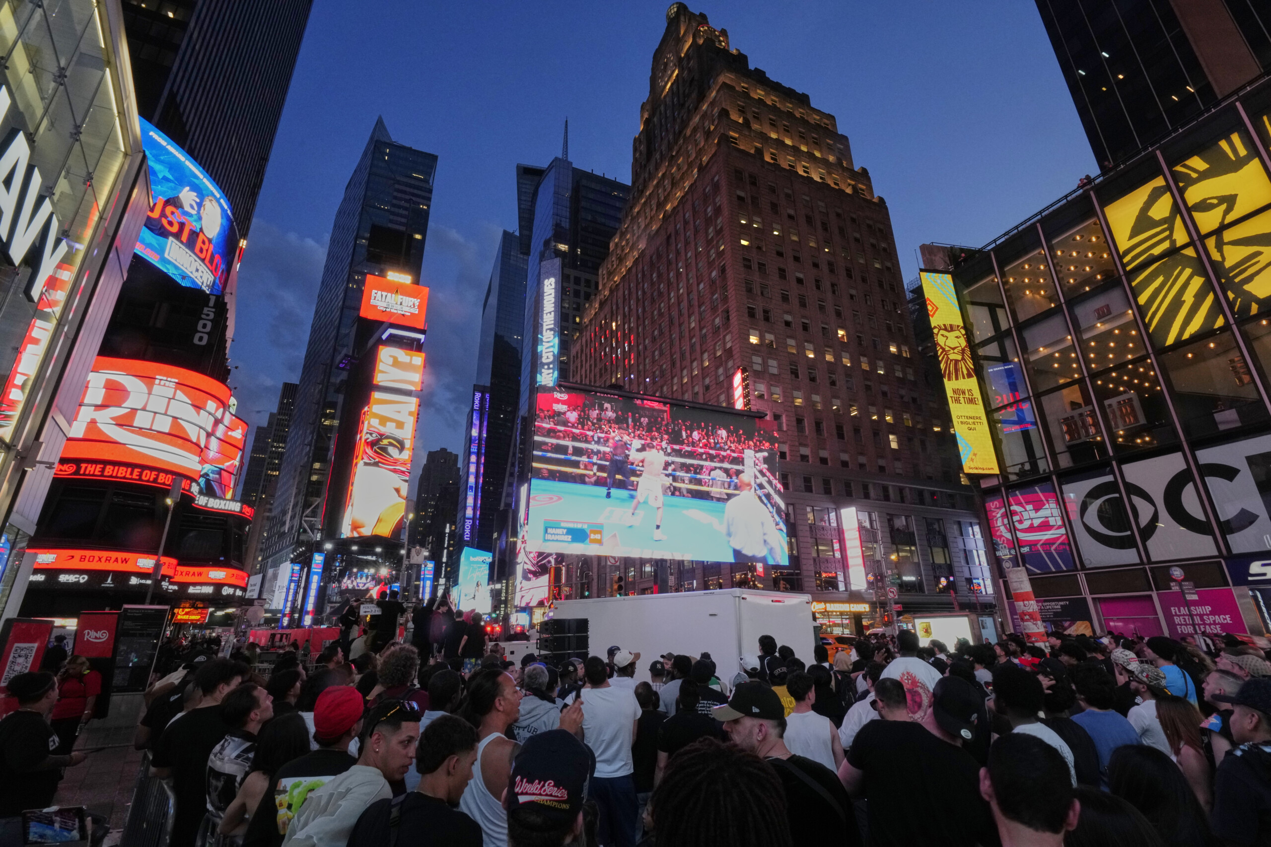 new york trois blesses dans une fusillade a times square une arrestation scaled